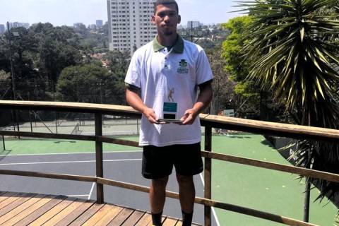 Tenista de Osasco conquista 1º lugar em torneio de tênis