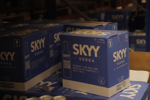 Perigo nas garrafas: autoridades alertam para bebidas alcoólicas contaminadas