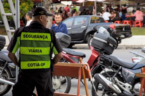 Praça do Sabiá recebe ação educativa de trânsito para motociclistas de Cotia e região