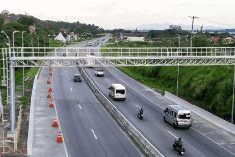 Com 1 milhão de multas a motoristas, Tarcísio suspende pedágio free flow em várias rodovias